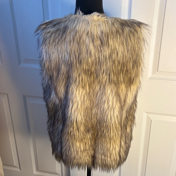 Full Tilt Faux Fur Lined Vest in Brown and Cream size medium - Picture 7 of 14